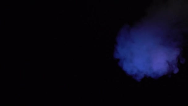 Effetto fumo atmosferico blu Nebbia. Sfondo foschia. Nuvola astratta di fumo. Fumo al rallentatore su sfondo nero. Bianco fumo lentamente galleggiante attraverso lo spazio contro sfondo nero . — Video Stock