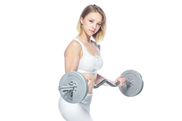 Hermosa mujer atlética bombeando músculos con barra sobre fondo blanco —  Fotos de Stock