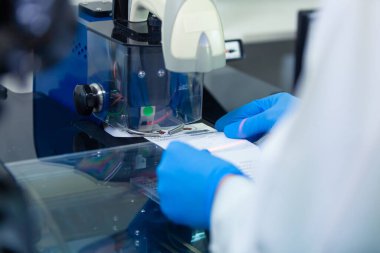 DNA laboratuarı. Uzman, insan DNA 'sını gelişmiş laboratuvar teknolojileri kullanarak veri tabanına yerleştirdi.
