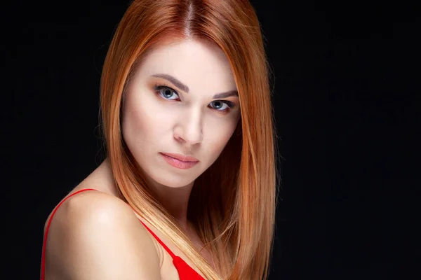 Aproape de fată frumoasă cu părul roșu uitându-se la camera izolată pe fundal negru — Fotografie, imagine de stoc