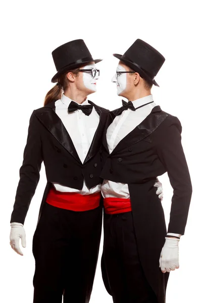 Porträt zweier Pantomimen, die isoliert auf weißem Hintergrund auftreten. Zwei Männer umarmen sich. Symbol für Toleranz, gleichgeschlechtliche Ehe, die LGBT-Community — Stockfoto