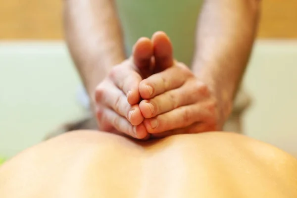 Close-up van massage therapeut handen masseren zijn cliënt terug — Stockfoto