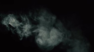 Siyah arkaplanda beyaz duman