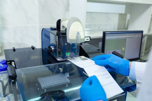 Dna实验室 专家使用先进的实验室技术将人类DNA放入数据库 — 图库照片