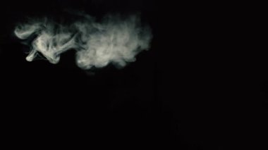 Siyah arkaplanda beyaz duman