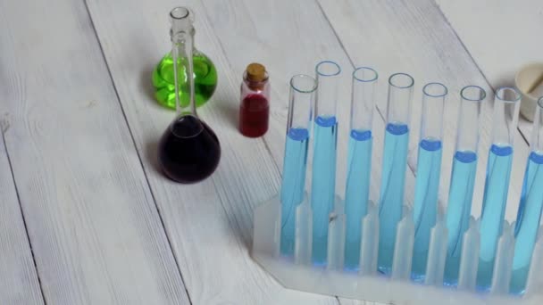 Equipo de laboratorio. Movimiento de la cámara a lo largo de los tubos de vidrio del laboratorio químico . — Vídeos de Stock
