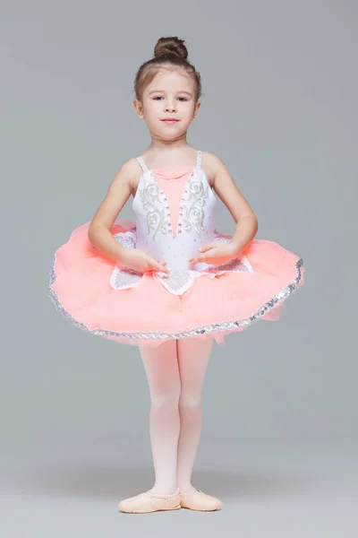 Мила чарівна балерина маленька дівчинка в рожевих тренувальних танцях балетні танці — стокове фото