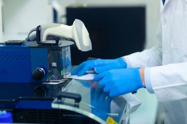 DNA laboratuarı. Uzman, insan DNA 'sını gelişmiş laboratuvar teknolojileri kullanarak veri tabanına yerleştirdi.