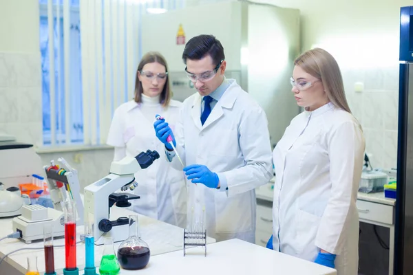 Tudósok egy csoportja végez kutatást egy tudományos laboratóriumban fejlett technológiával. COVID-19. COVID Coronavirus — Stock Fotó