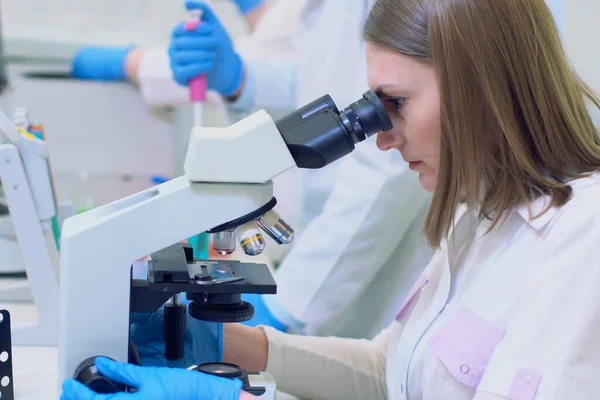 Skupina vědců provádí výzkum ve vědecké laboratoři — Stock fotografie