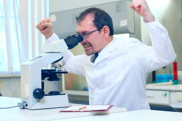 Kemist. En vetenskapsman utför experiment i ett vetenskapligt laboratorium — Stockfoto