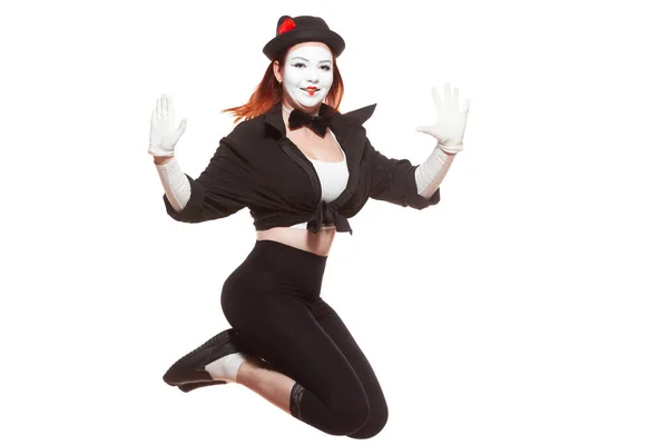 Portret van vrouwelijke mime artiest optredend, geïsoleerd op witte achtergrond. Vrouw springt zeer hoog lachend — Stockfoto