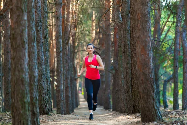 Jovem mulher corredor de treinamento sozinho ao ar livre na floresta de verão — Fotografia de Stock