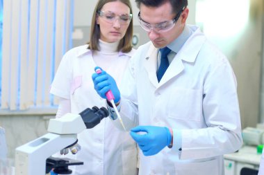 Bir grup bilim adamı bilimsel bir çalışma yürütüyor.