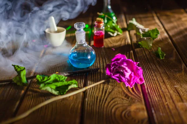 ウィッチクラフト。魔女の医者の机だ。魔法の薬だ。代替医療の概念。師団愛の位置だ。煙の神秘的な雲. — ストック写真