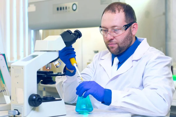 Químico. Un científico realiza experimentos en un laboratorio científico —  Fotos de Stock