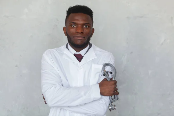 Stetoskop tutan siyahi doktor COVID, COVID-19, koronavirüs, salgın hastalık ve virüse karşı savaşmaya hazır. Afrika ülkelerine insani yardım kavramı — Stok fotoğraf
