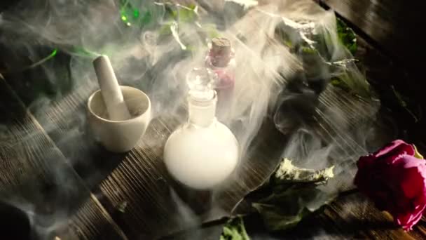 ウィッチクラフト。魔女の医者の机だ。魔法の薬だ。代替医療の概念。師団愛の位置だ。煙の神秘的な雲. — ストック動画