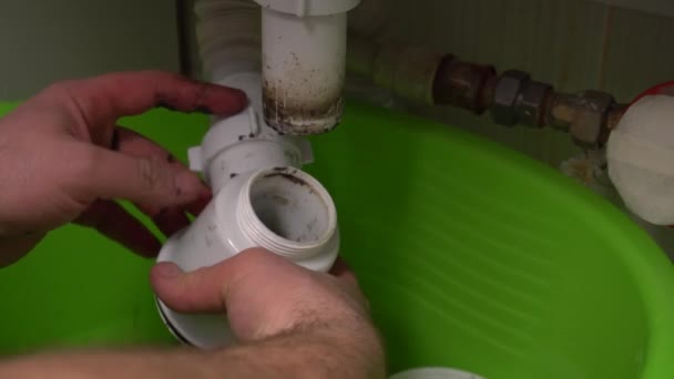 Verstopftes Spülrohr. Ein männlicher Klempner entfernt verstopfte Rohre im Waschbecken des Badezimmers. Haare, Müll im Siphon. Nahaufnahme. — Stockvideo