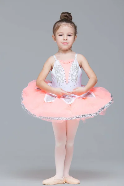 Bonito adorável bailarina menina no rosa tutu dança práticas balé dança — Fotografia de Stock