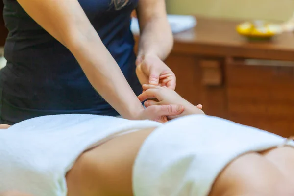 Close-up van massage therapeut handen masseren haar klanten handen — Stockfoto
