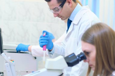 Bir grup bilim adamı bilimsel bir çalışma yürütüyor.