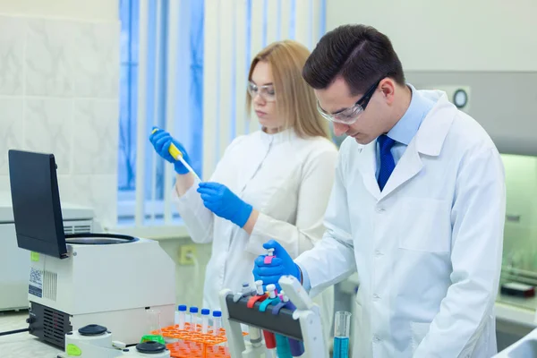 En grupp forskare bedriver forskning i ett vetenskapligt laboratorium med hjälp av avancerad teknik. COVID-19. COVID Coronavirus — Stockfoto