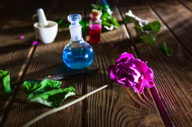 Büyücülük. Cadı doktor masası. Sihirli iksir. Alternatif tıp konsepti. Kehanet, aşk iksiri. Gizemli duman bulutları.