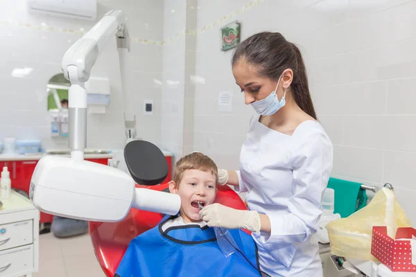 Radiografía de dentista. Un niño con un dentista en un consultorio dental . — Foto de Stock