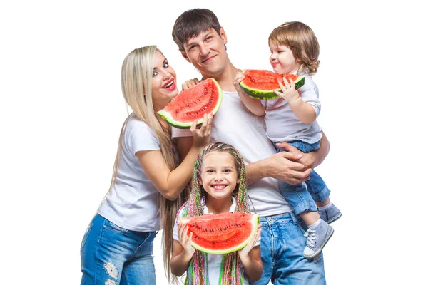 Feliz hombre y mujer con dos hijos que van a comer sandía aislada sobre fondo blanco —  Fotos de Stock