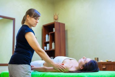 Kadın kaplıcası. Kadın kozmetik merkezindeki lüks masaj sırasında dinlenmekten zevk alıyor.