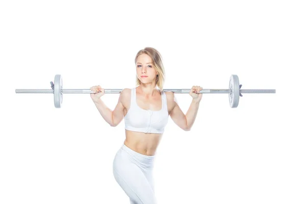 Mooie atletische vrouw pompen spieren met lange halter op witte achtergrond — Stockfoto