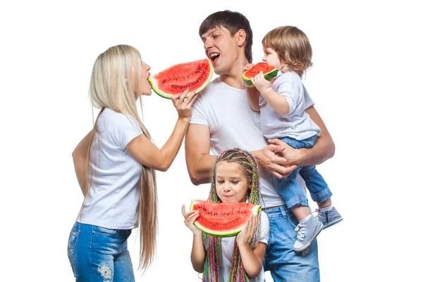 Feliz hombre y mujer con dos hijos que van a comer sandía aislada sobre fondo blanco —  Fotos de Stock