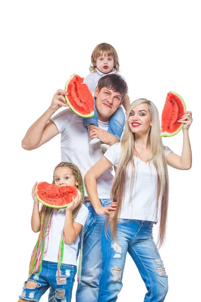 Feliz madre, padre y su hija de pie con trozos de sandía mientras el hijo está sentado en el cuello del padre aislado sobre fondo blanco — Foto de Stock