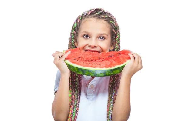 Menina bonito com afro-pigtails coloridos está sorrindo comer melancia suculenta isolado no fundo branco — Fotografia de Stock
