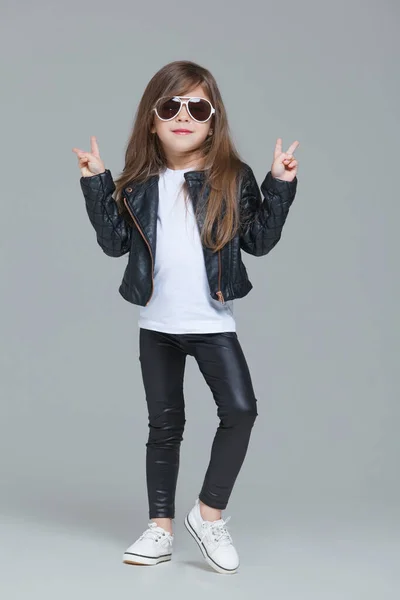 Bebe Fille Aux Cheveux Longs En Veste Et Leggings En Cuir Noir Pose En Studio En Lunettes De Soleil Modernes Sur Fond Gris Heureux Rocker Stock Photo Bebe Fille Aux Cheveux Longs En Veste Et Leggings En Cuir Noir Pose En Studio En Lunettes De Soleil Modernes Sur Fond Gris Heureux Rocker Stock Photo