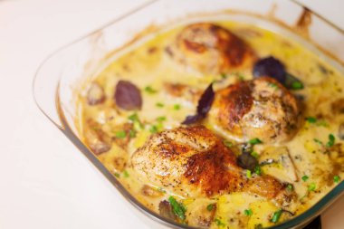 Şarap soslu fırında tavuk budu.