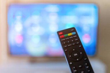 Uzaktan kumanda akıllı televizyonla etkileşim