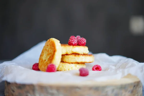 Rus kahvaltısı ahududulu peynirli kekler.