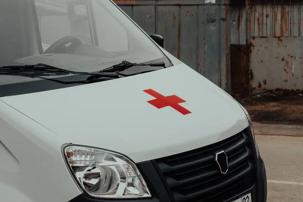 Kızıl Haç ile beyaz ambulans