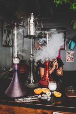 Barda nargile. Nargileci kız