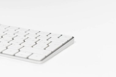 Beyaz arka plandaki bir bilgisayardan beyaz klavye