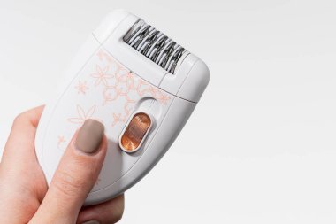 Beyaz arkaplanda kadın epilatörü