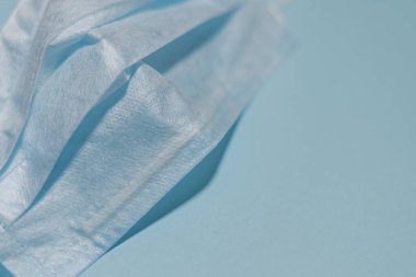 Mavi arka planda tıbbi maske. Coronavirus, salgın hastalık, covid-19