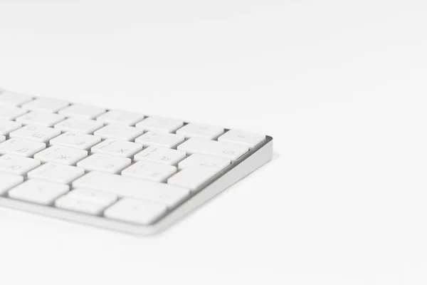 Beyaz Arka Plandaki Bir Bilgisayardan Beyaz Klavye — Stok fotoğraf