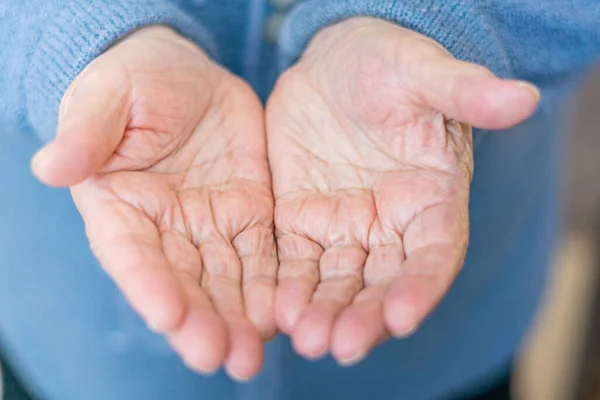 Yaşlı bir kadının eli sadaka ister, büyükannem elini çeker.