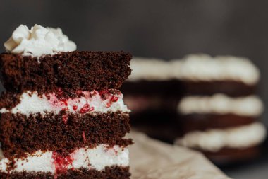 Kremalı ve ahududulu çikolatalı pasta. Parçayı kes