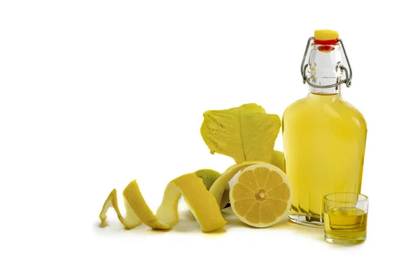 Лимонный ликер Сардинии ручной работы — стоковое фото