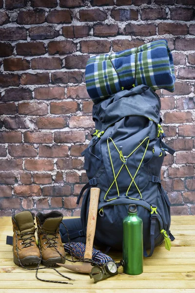 Hiking uitrusting, rugzak, laarzen en rugzak. — Stockfoto