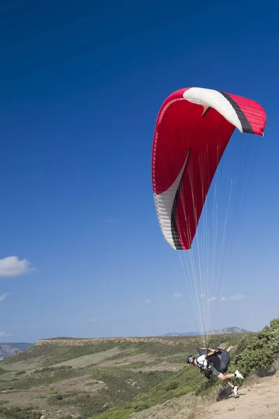 Paragliding i blå mulen himmel — Stockfoto